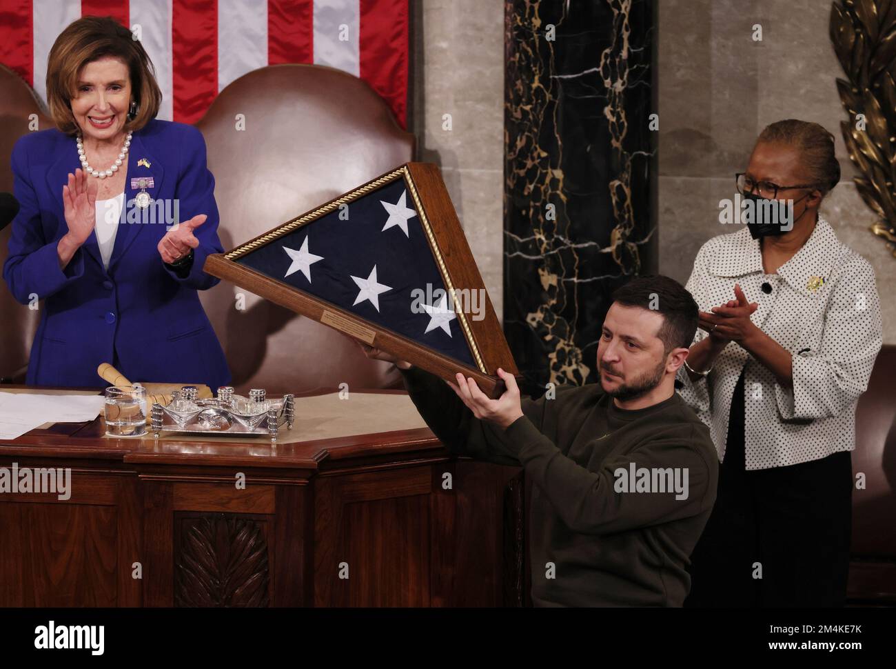 Washington, États-Unis. 21st décembre 2022. Le président ukrainien Volodymyr Zelensky reçoit un drapeau américain du vice-président Kamala Harris (L) et du président de la Chambre Nancy Pelosi (R) après avoir pris la parole lors d'une session conjointe du Congrès aux États-Unis Capitole à Washington, DC mercredi, 21 décembre 2022. Zelensky a rencontré le président Joe Biden plus tôt dans la journée alors que la Maison Blanche a annoncé une aide militaire supplémentaire de $2 milliards pour l'Ukraine, y compris une batterie de missiles Patriot sophistiquée. Photo par Jemal Countess/UPI crédit: UPI/Alay Live News Banque D'Images