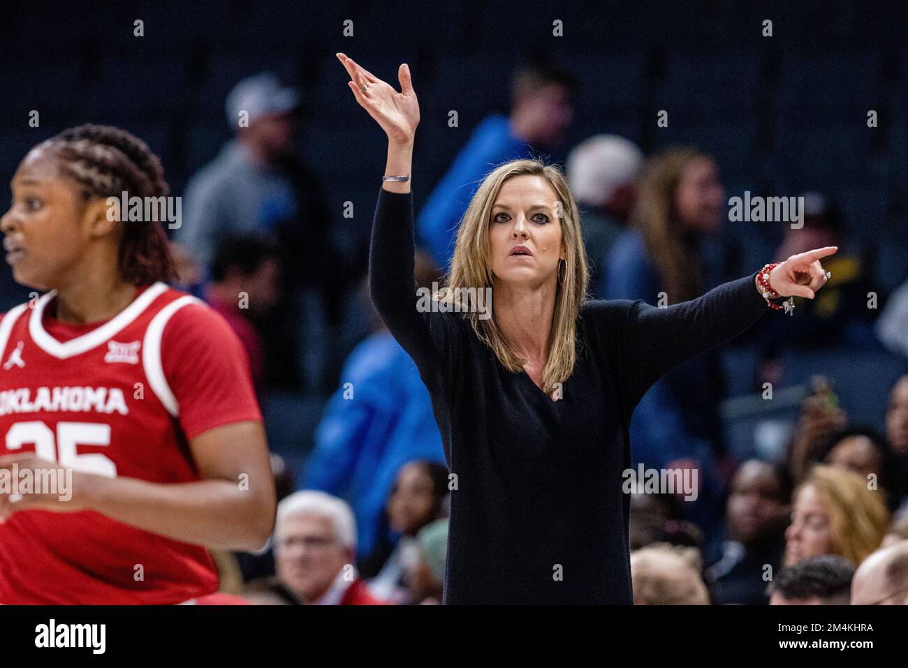 Charlotte, Caroline du Nord, États-Unis. 21st décembre 2022. Jennie Baranczyk, entraîneure en chef de l'Oklahoma Sooners, dirige son infraction pendant la première moitié de la Jumpman Invitational de 2022 contre les Florida Gators au Spectrum Center de Charlotte, en Caroline du Nord. (Scott Kinser/CSM). Crédit : csm/Alay Live News Banque D'Images
