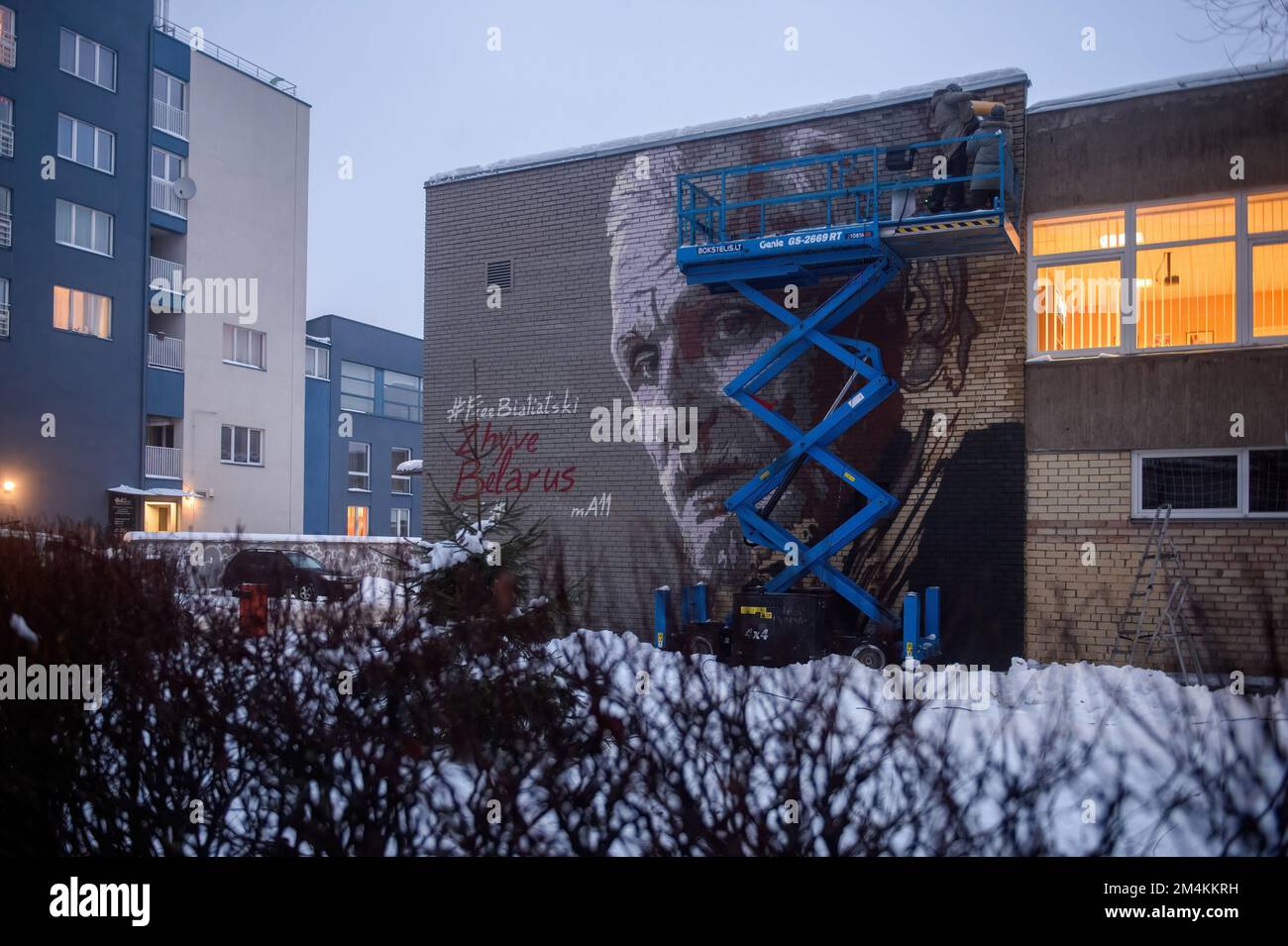 Une fresque représentant le lauréat du prix Nobel de la paix, Ales Bialiatski, vue sur un mur du Simonas Daukantas Pro-Gymnasium dans la rue Mindaugo, en face de l'ambassade du Bélarus à Vilnius. La fresque est dédiée au défenseur des droits humains emprisonné en Biélorussie, lauréat du prix Nobel de la paix, Ales Bialiatski, et à d'autres prisonniers politiques détenus par le régime biélorusse. Il est placé sur un mur du Simonas Daukantas Pro-Gymnasium, sur la rue Mindaugo, en face de l'ambassade du Bélarus à Vilnius. L'initiateur du projet est le Ministère des affaires étrangères de Lituanie. La fresque a été conçue par le chef de l'art Banque D'Images