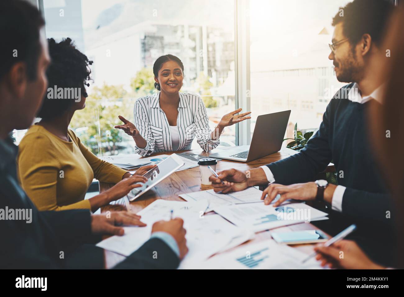 Je dis pourquoi nous ne faisons pas plus grand. groupe d'hommes d'affaires ayant une réunion dans un bureau. Banque D'Images