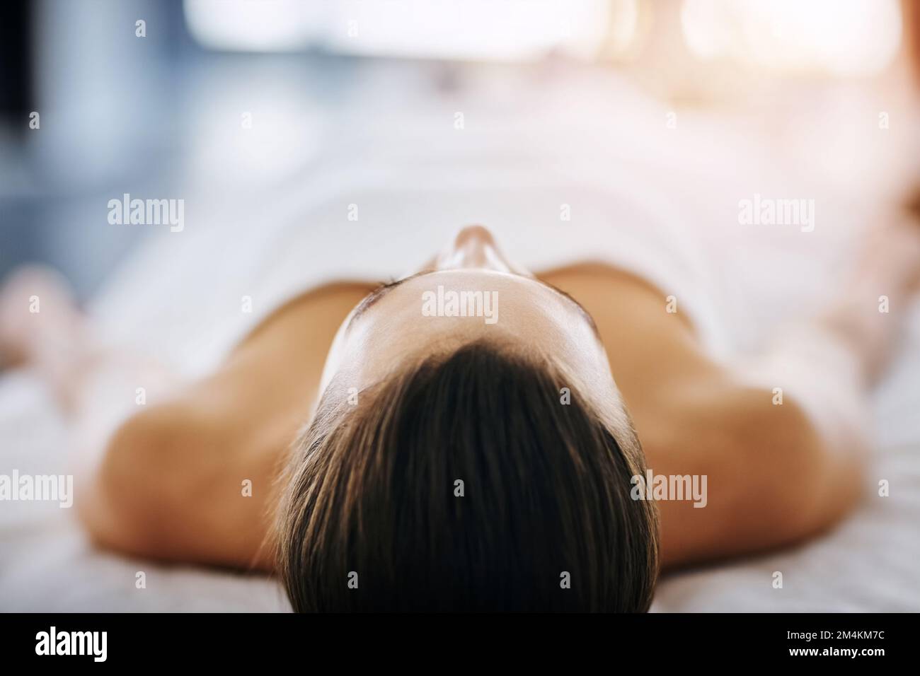 Soyez immobile et profitez-en. une jeune femme attirante se faisant dorloter dans un spa de beauté. Banque D'Images