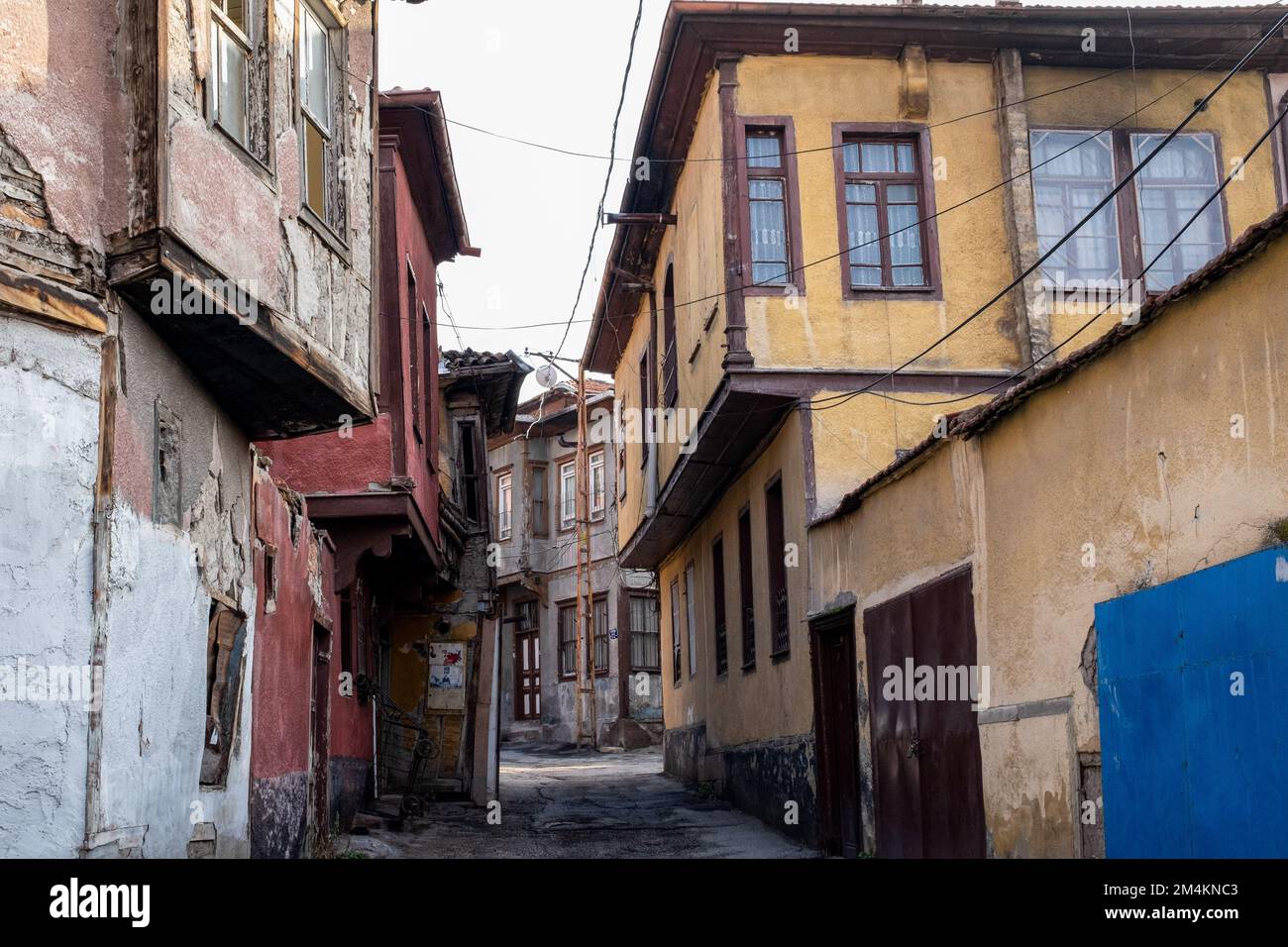 Vue sur les maisons abandonnées dans le quartier. La synagogue, utilisée depuis environ 750 ans, est aussi la seule synagogue juive d'Ankara. Situé dans le quartier Altindag d'Ankara et autrefois habité par des Juifs, le quartier est en voie d'extinction jour après jour. Le quartier où vivait la communauté juive d'Ankara, surtout du 16th au début du 20th siècle, ressemble aujourd'hui à un quartier calme et en ruines. Alors que le nom du quartier connu sous le nom de quartier juif est le quartier Istiklal dans les sources officielles, la plupart des maisons sont abandonnées et les maisons sont en ruine Banque D'Images