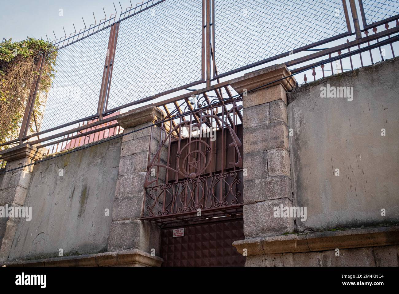 Une synagogue de culte située dans le quartier juif. La synagogue, utilisée depuis environ 750 ans, est aussi la seule synagogue juive d'Ankara. Situé dans le quartier Altindag d'Ankara et autrefois habité par des Juifs, le quartier est en voie d'extinction jour après jour. Le quartier où vivait la communauté juive d'Ankara, surtout du 16th au début du 20th siècle, ressemble aujourd'hui à un quartier calme et en ruines. Alors que le nom du quartier connu sous le nom de quartier juif est le quartier Istiklal dans les sources officielles, la plupart des maisons sont abandonnées et les maisons sont dedans Banque D'Images