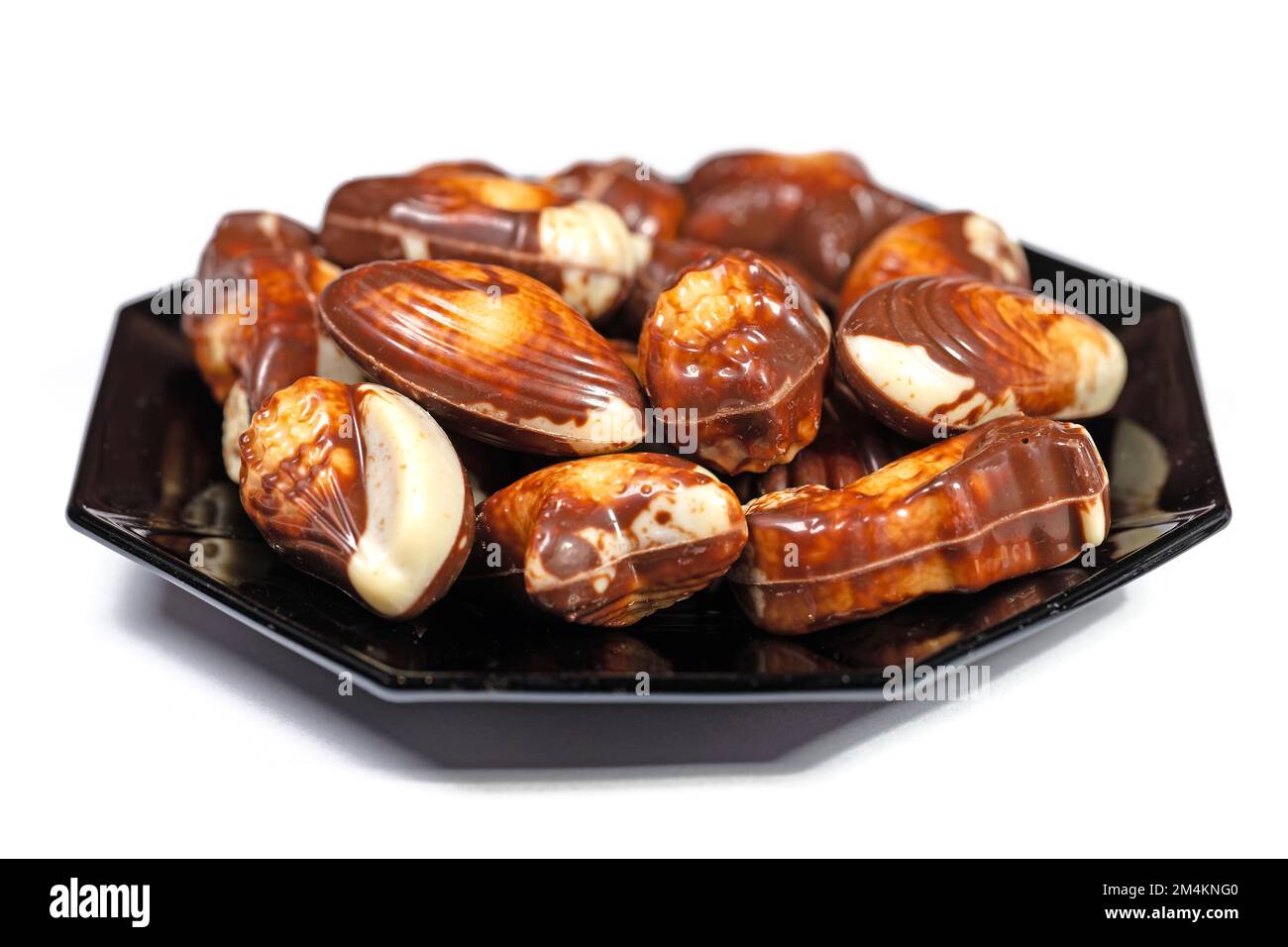 Fruits de mer au chocolat sur une assiette noire Banque D'Images