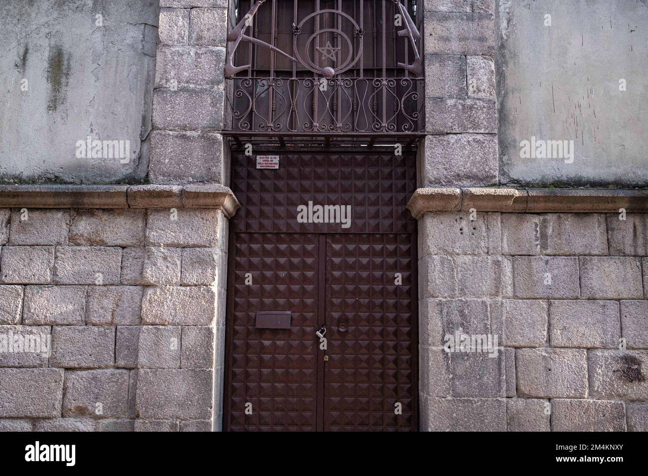 Ankara, Turquie. 17th décembre 2022. Une synagogue de culte située dans le quartier juif. La synagogue, utilisée depuis environ 750 ans, est aussi la seule synagogue juive d'Ankara. Situé dans le quartier Altindag d'Ankara et autrefois habité par des Juifs, le quartier est en voie d'extinction jour après jour. Le quartier où vivait la communauté juive d'Ankara, surtout du 16th au début du 20th siècle, ressemble aujourd'hui à un quartier calme et en ruines. Alors que le nom du quartier connu sous le nom de quartier juif est le quartier Istiklal dans les sources officielles, la plupart des maisons Banque D'Images