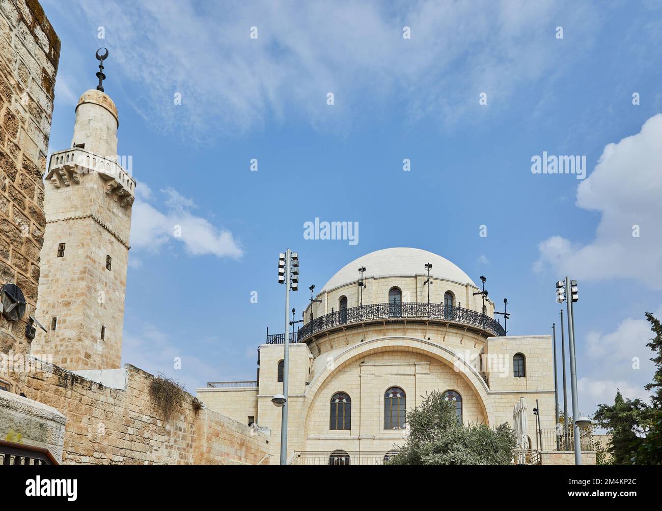 La synagogue de Ramban est la plus ancienne synagogue de la vieille ville. Jérusalem, Israël. Minaret de la mosquée Sidna Omar. Banque D'Images
