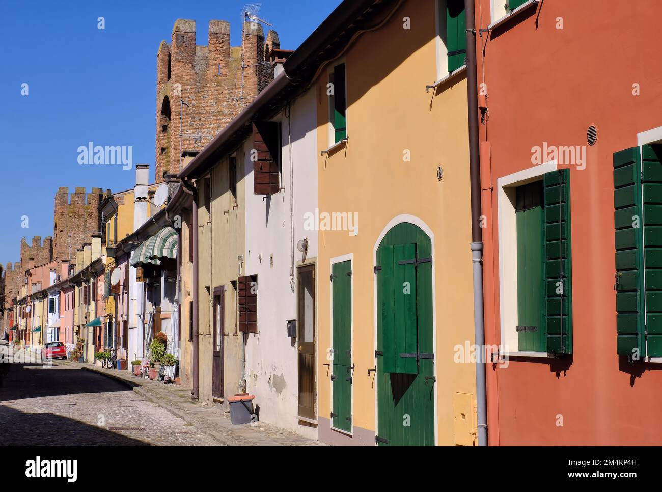 Montagnana : remparts médiévaux, remparts et tours avec maisons colorées peintes à Montagnana, Padoue, Vénétie, Italie Banque D'Images
