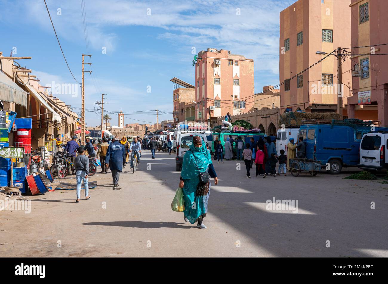 Rissani, province d'Errachidia, Maroc - 24 novembre 2022: Vendeurs et acheteurs dans un marché typique de rue arabe. Banque D'Images