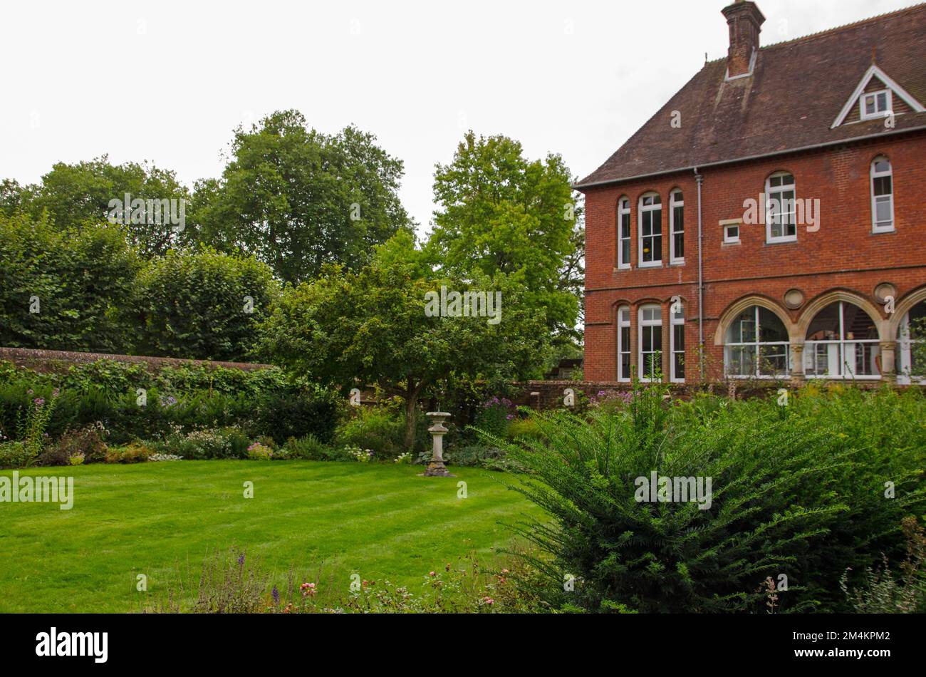 Vue de la fin de l'été sur le jardin du personnel de l'école publique Winchester College du Hampshire. Banque D'Images