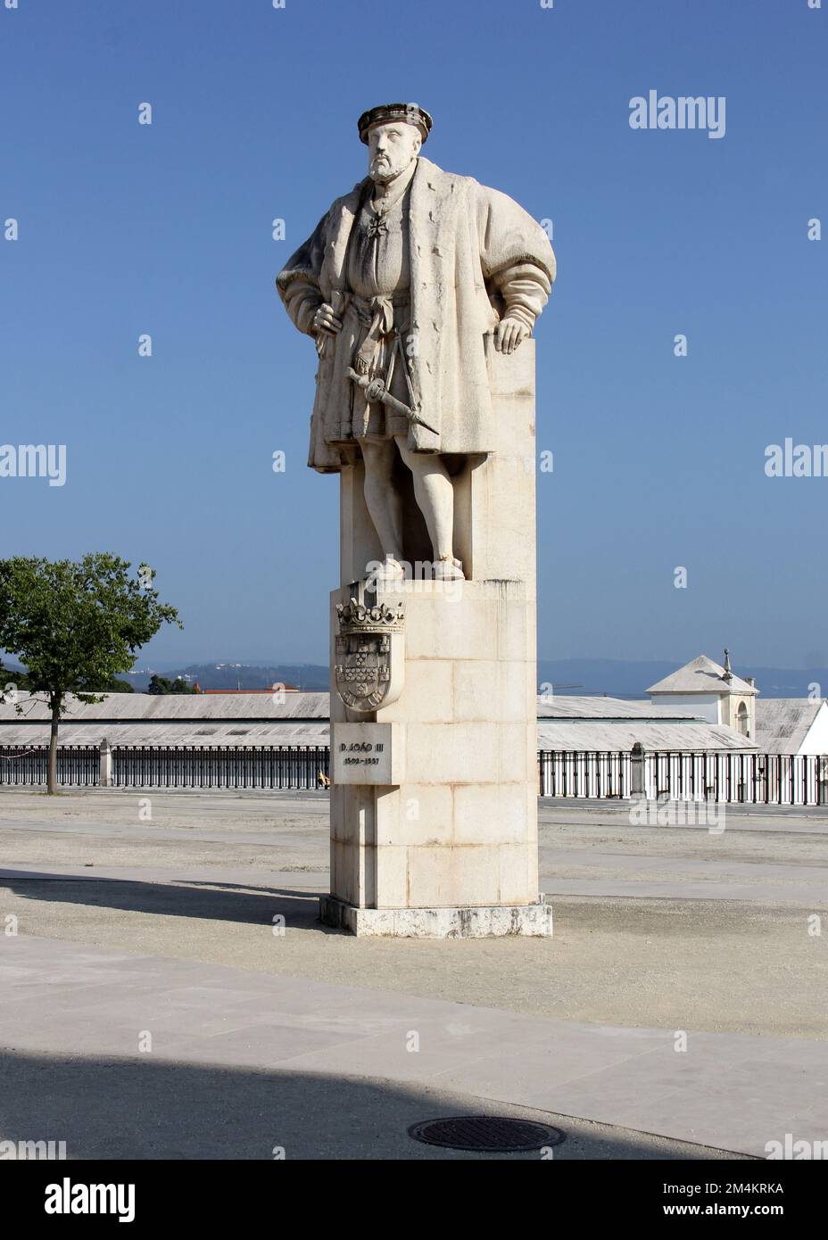 Statue de Joao III du Portugal, par Francisco Franco, érigée en 1950, à Paco das Escolas, cour historique de l'Université de Coimbra, Portugal Banque D'Images