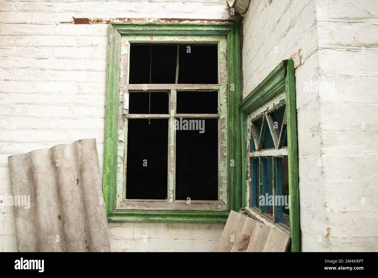 Vieux bâtiment abandonné d'un étage sombre sans fenêtres et portes, détruit bâtiment en Ukraine Banque D'Images