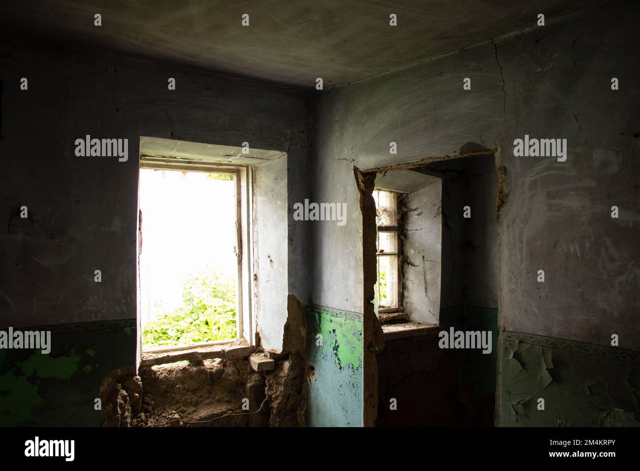 Vieux bâtiment abandonné d'un étage sombre sans fenêtres et portes, détruit bâtiment en Ukraine Banque D'Images