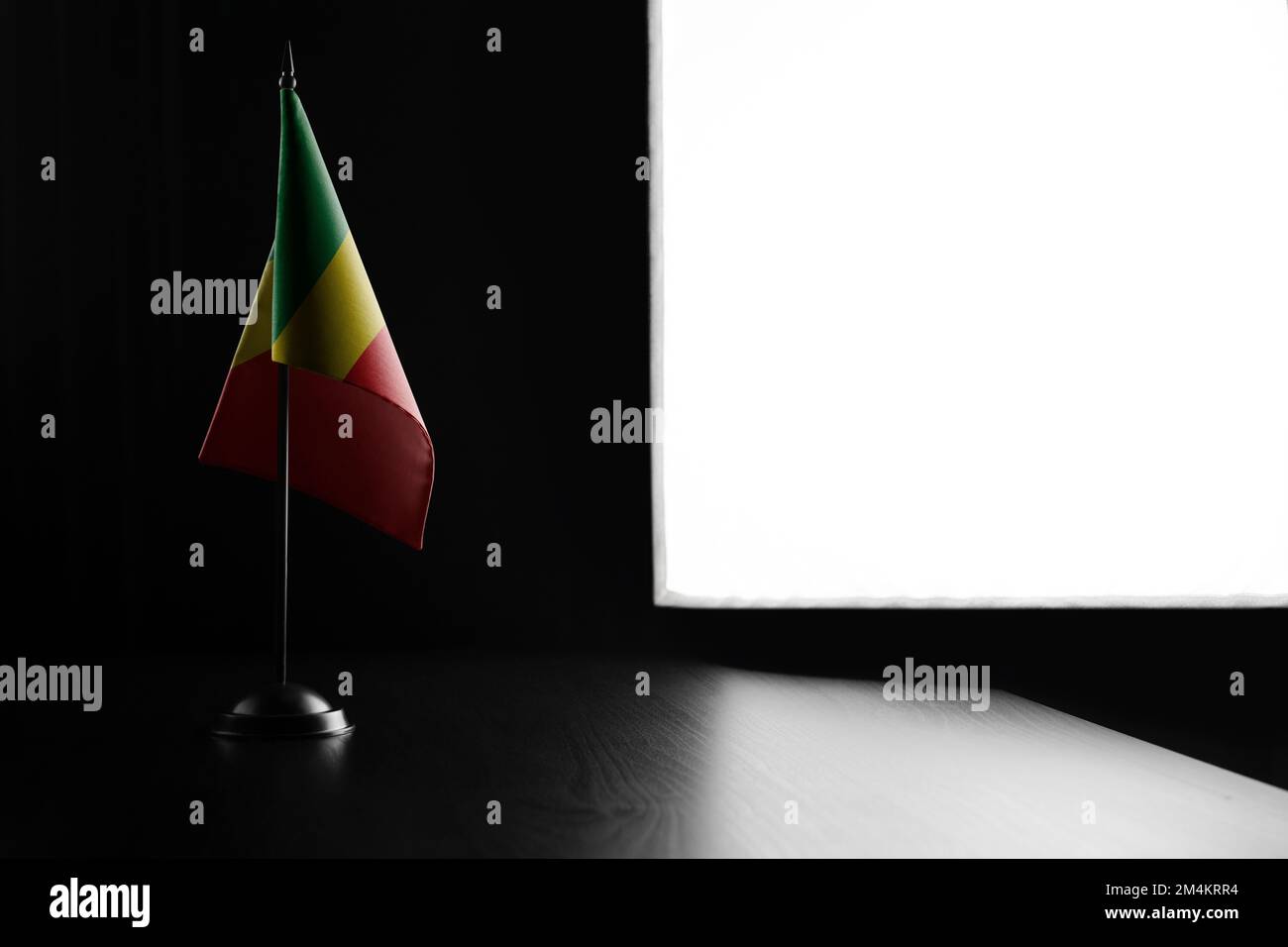 Petit drapeau national du Congo sur fond noir. Banque D'Images