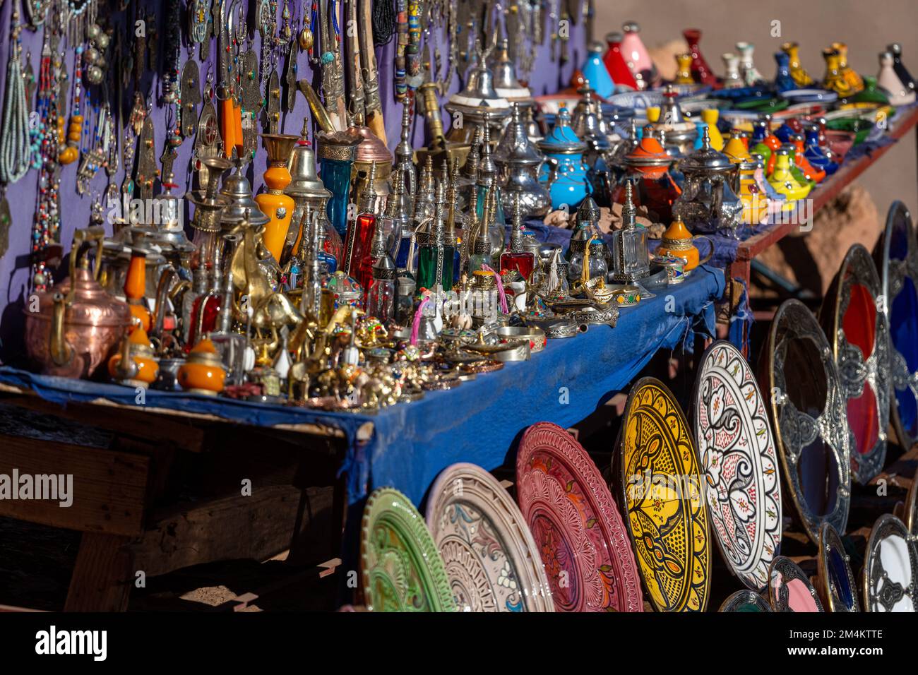 Ait Benhaddou, Ouarzazate, Maroc - 28 novembre 2022 : gros plan d'une boutique de souvenirs marocains traditionnels. Banque D'Images