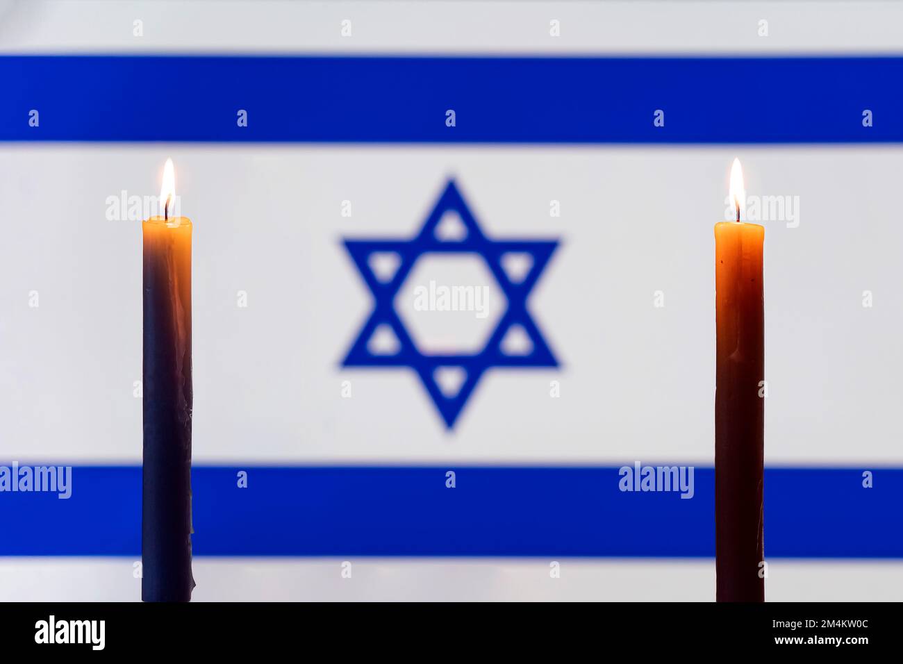 Deuil dans le pays. Une bougie allumée sur le fond du drapeau d'israël. Victimes du cataclysme ou du concept de guerre. jour du souvenir, jour du souvenir. N/a Banque D'Images