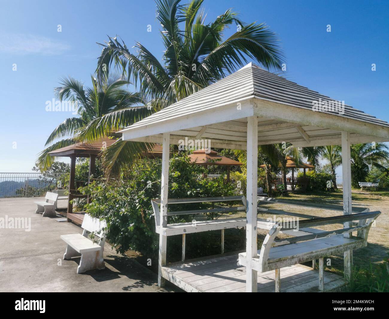 Un belvédère thaïlandais en bois avec palmiers à noix de coco et paysage à Phuket, en Thaïlande. Architecture asiatique, parc et concept extérieur. Banque D'Images