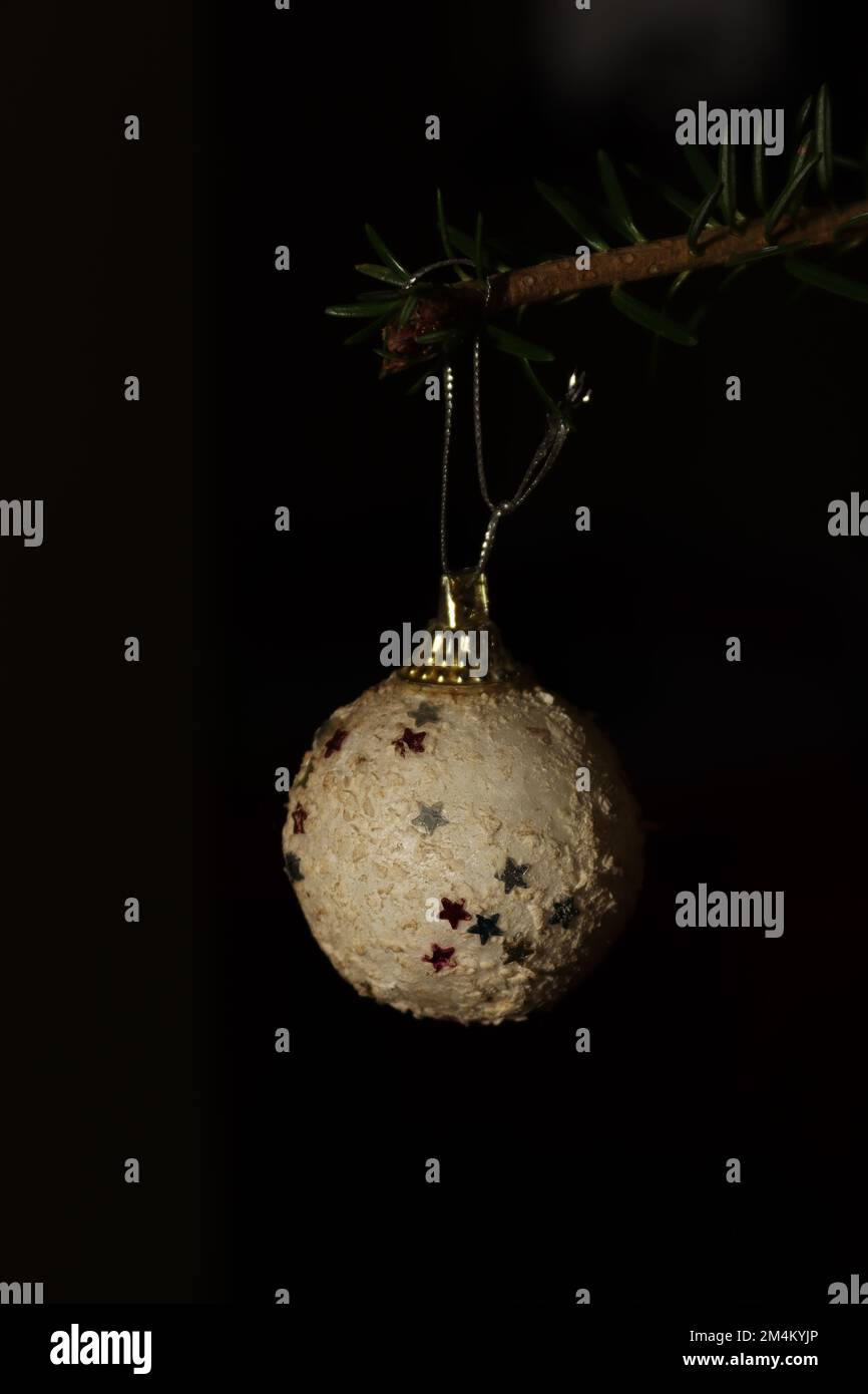 Globe de Noël blanc trouvé dans un arbre naturel Banque D'Images