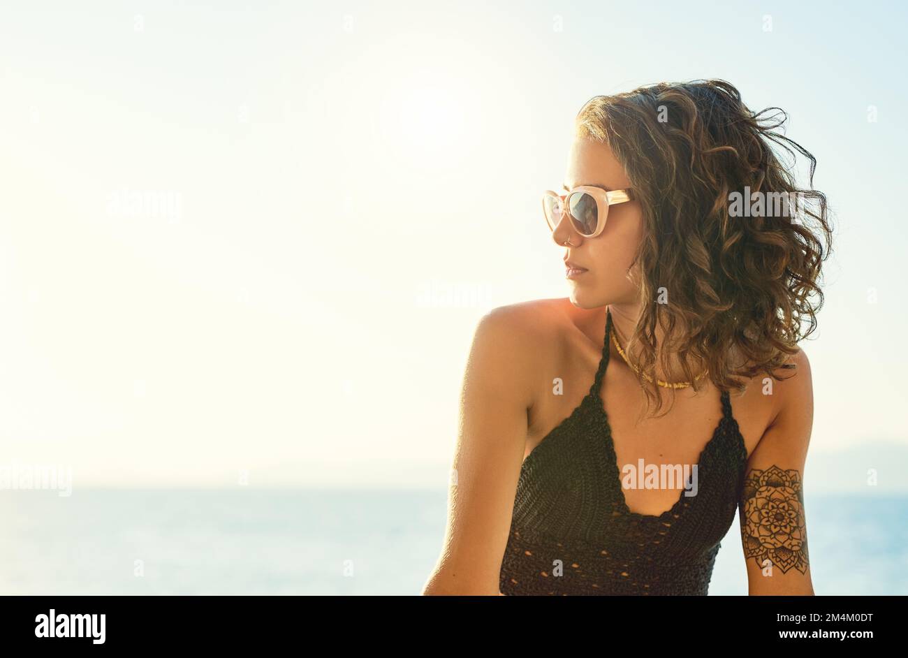 Profitez du soleil et de la vue. une belle jeune femme dehors. Banque D'Images