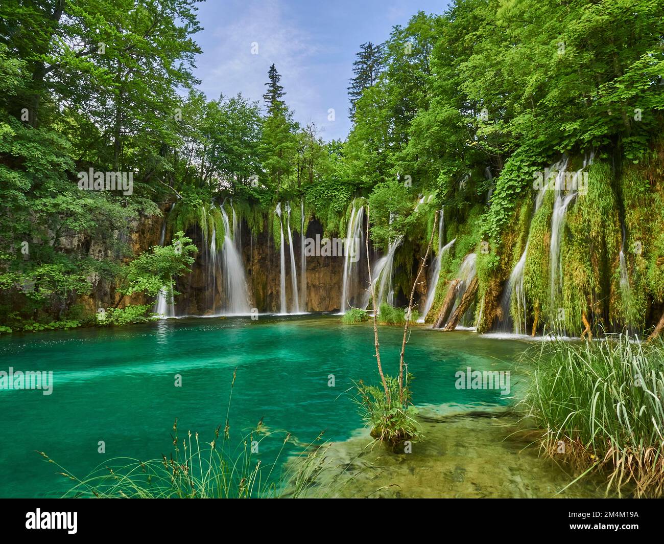 Les lacs de Plitvice en Croatie sont une destination touristique populaire parmi les lacs turquoise et les cours d'eau dans un paysage aquatique pittoresque et vulnérable Banque D'Images