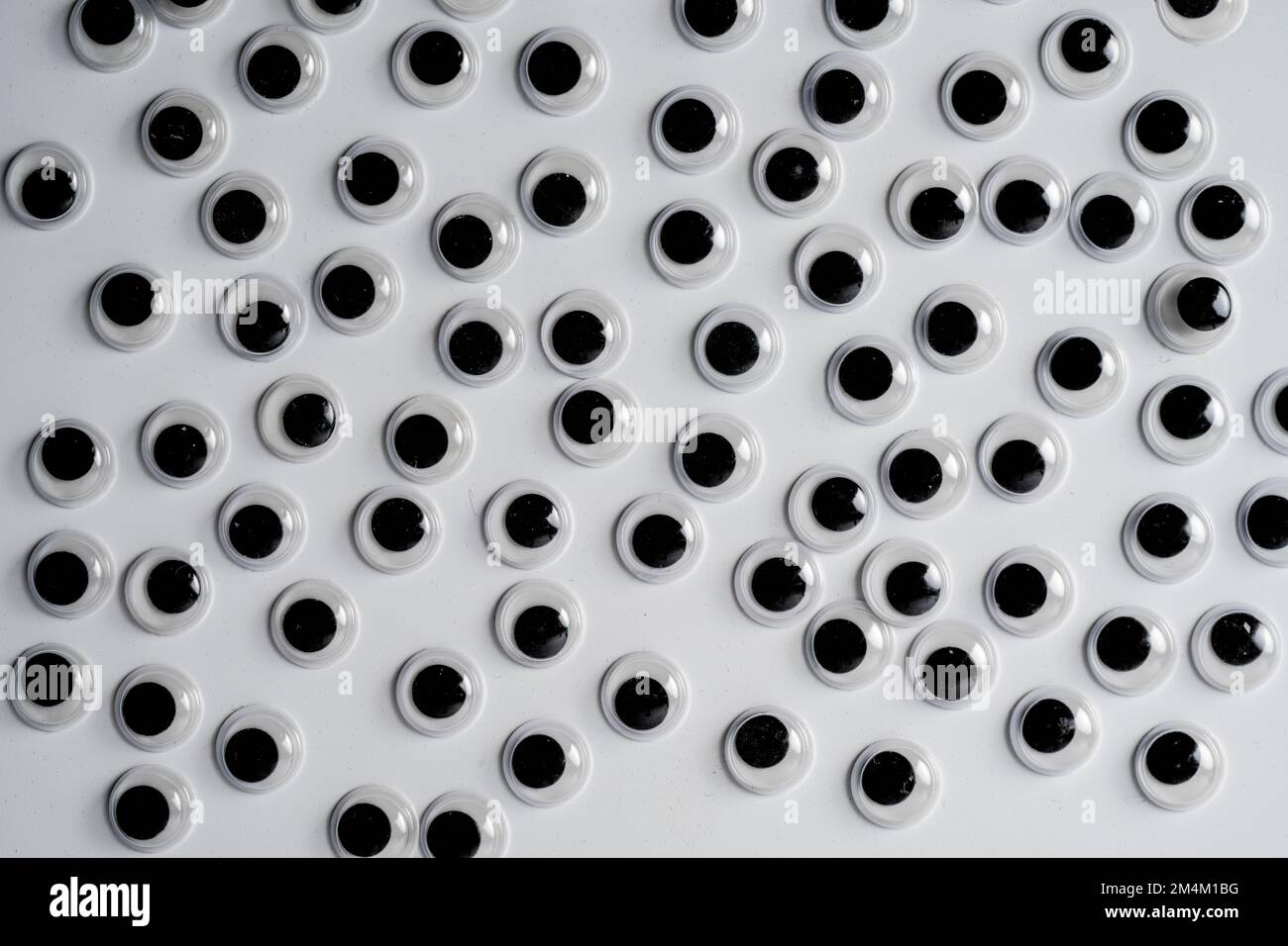 arrangement des yeux googly isolés sur un fond blanc Banque D'Images