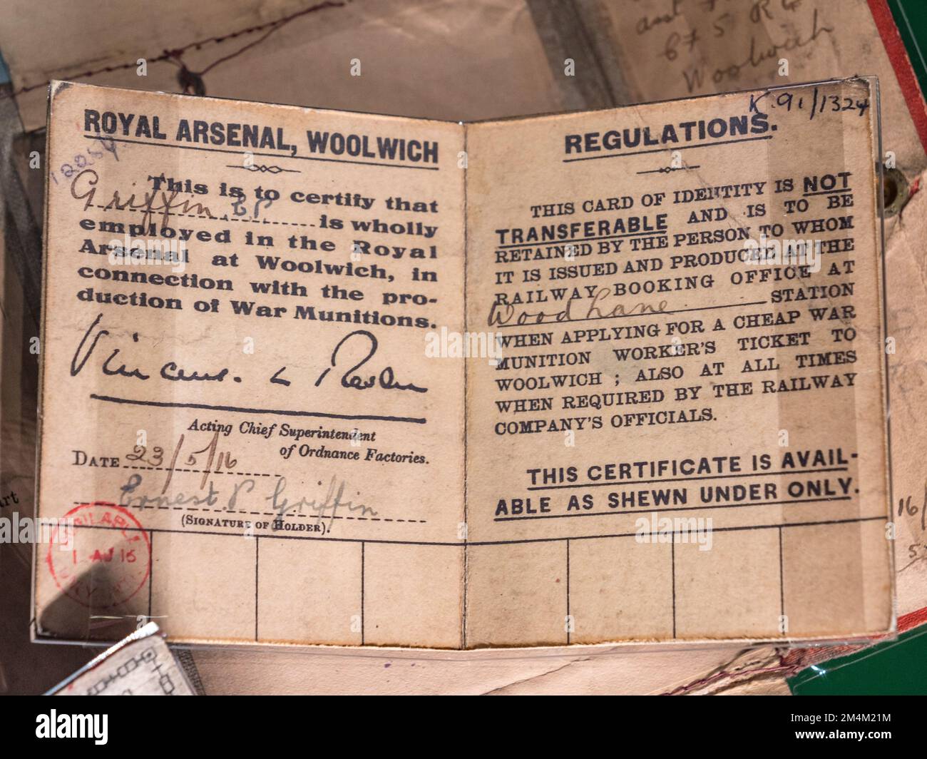 Un certificat de travail de guerre porté par les employés de Make pour montrer qu'ils ont été engagés dans des travaux de guerre essentiels, Imperial War Museum, Londres, Royaume-Uni. Banque D'Images