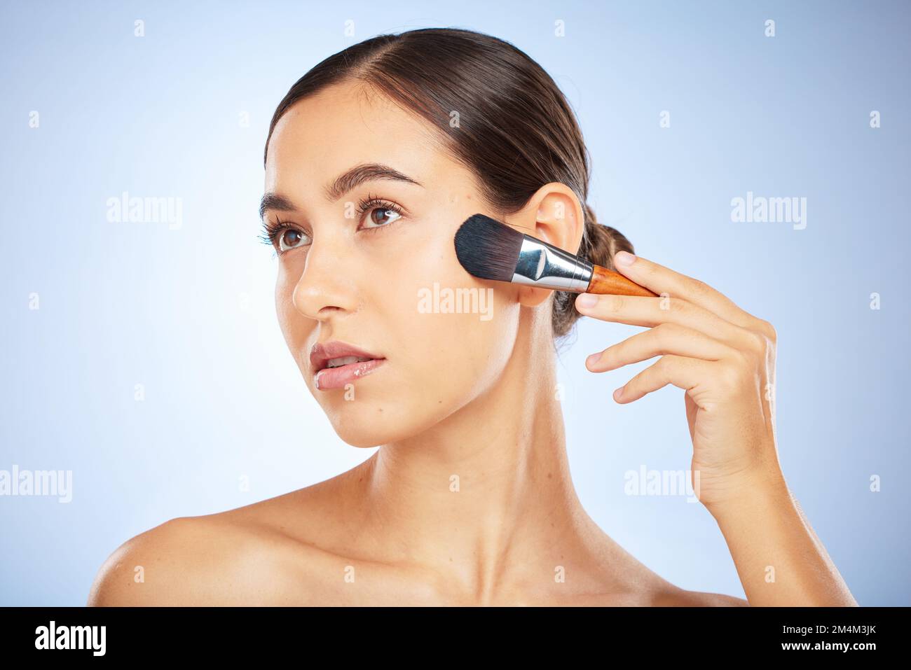 Femme, visage et réflexion avec brosse à maquillage pour soins de beauté,  de luxe peau bien-être et cosmétiques dermatologie en studio. Soin du visage,  produit Photo Stock - Alamy