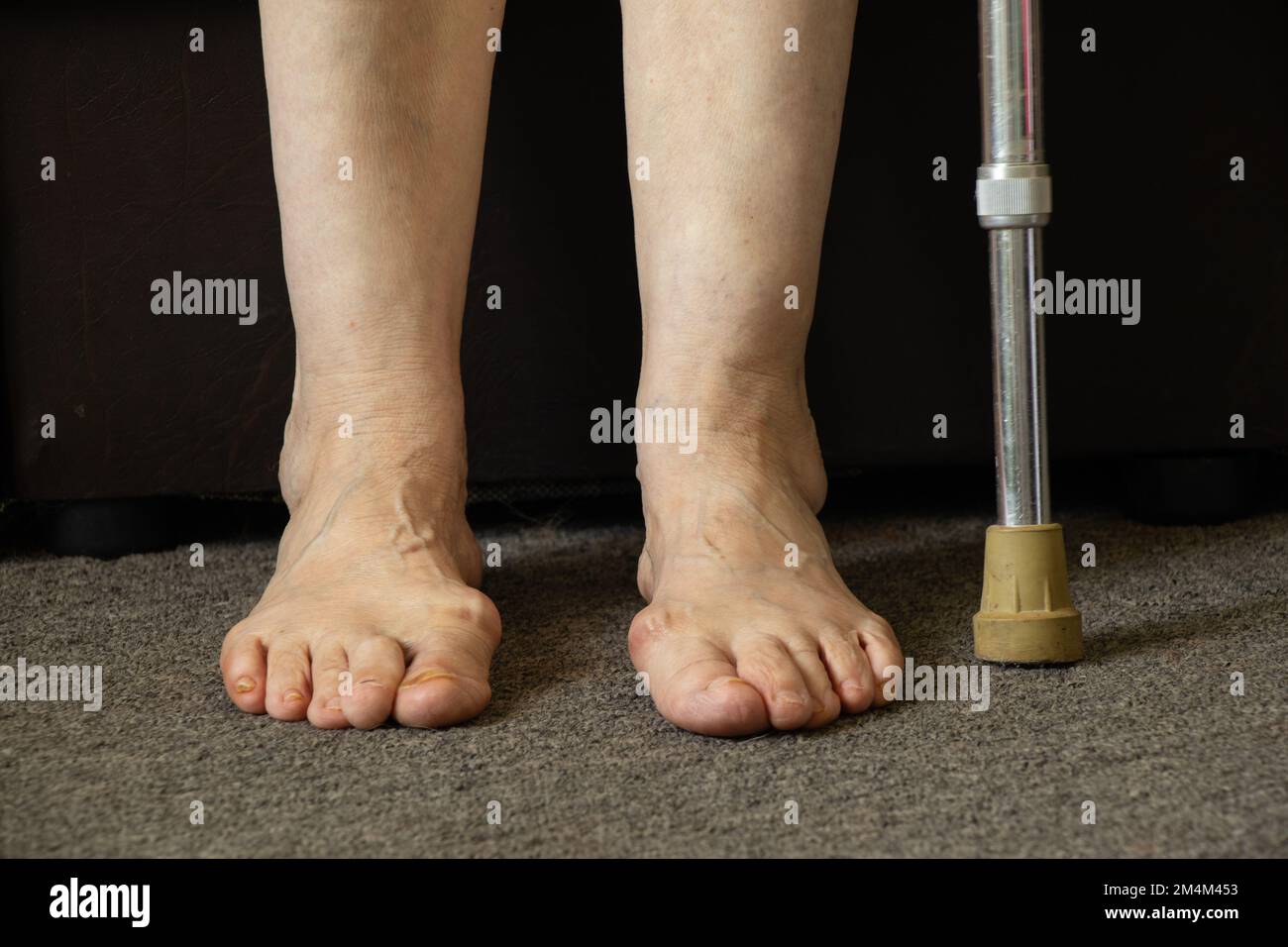 les pieds de la vieille grand-mère sur le sol dans sa chambre de près Banque D'Images