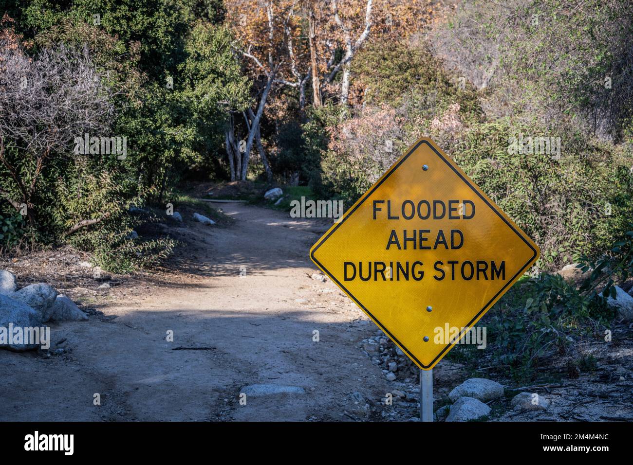 Un panneau avertit contre les inondations sur un sentier de randonnée dans le sud de la Californie Banque D'Images