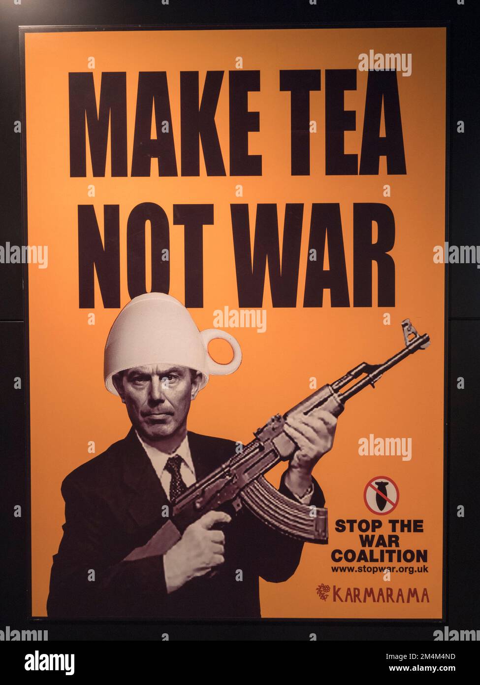 Affiche « le thé et non la guerre » de la Coalition Stop the War, Imperial War Museum, Londres, Royaume-Uni. Banque D'Images
