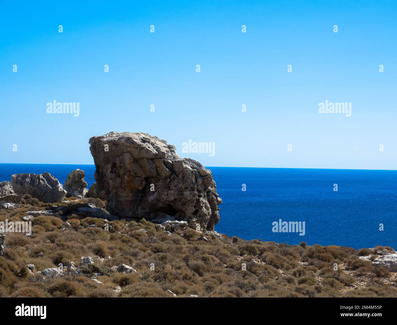 Vue panoramique sur la mer Méditerranée sur la côte rocheuse. Chaîne de montagnes avec eau turquoise. Situé près de Stegna, Archangelos, Rhodes, Grèce Banque D'Images