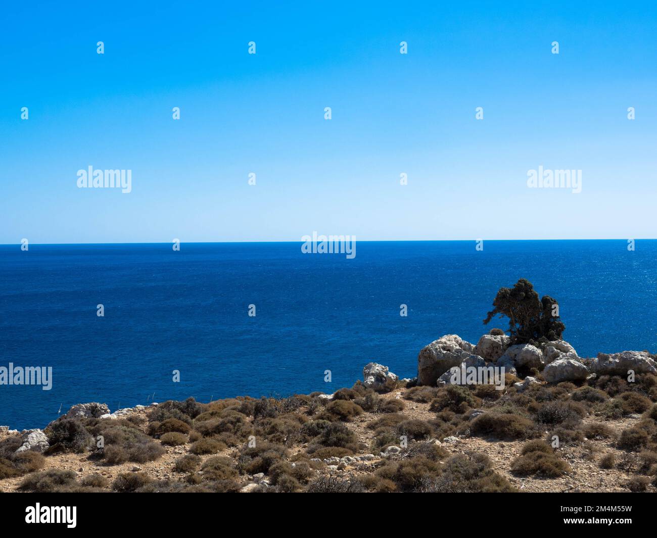 Vue panoramique sur la mer Méditerranée sur la côte rocheuse. Chaîne de montagnes avec eau turquoise. Situé près de Stegna, Archangelos, Rhodes, Grèce Banque D'Images