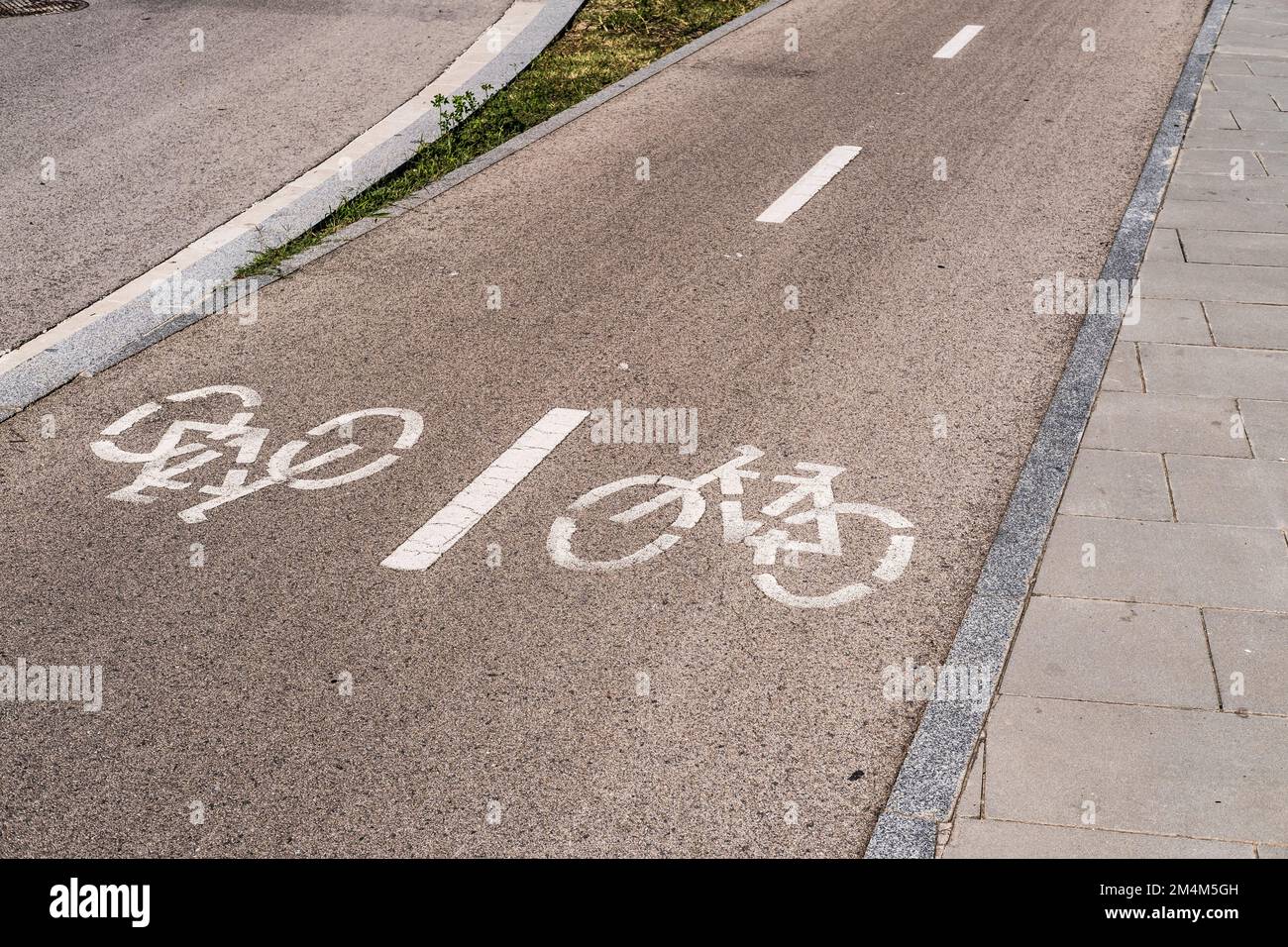 Un panneau de signalisation sur la voie des vélos à Barcelone, Espagne Banque D'Images