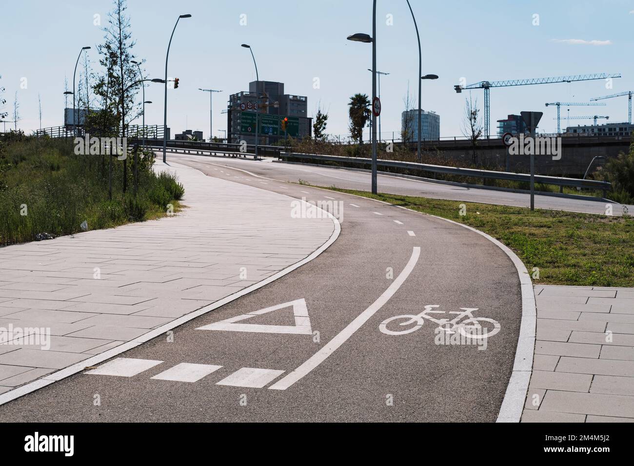 Le panneau de signalisation sur la voie des vélos à Barcelone, Espagne Banque D'Images