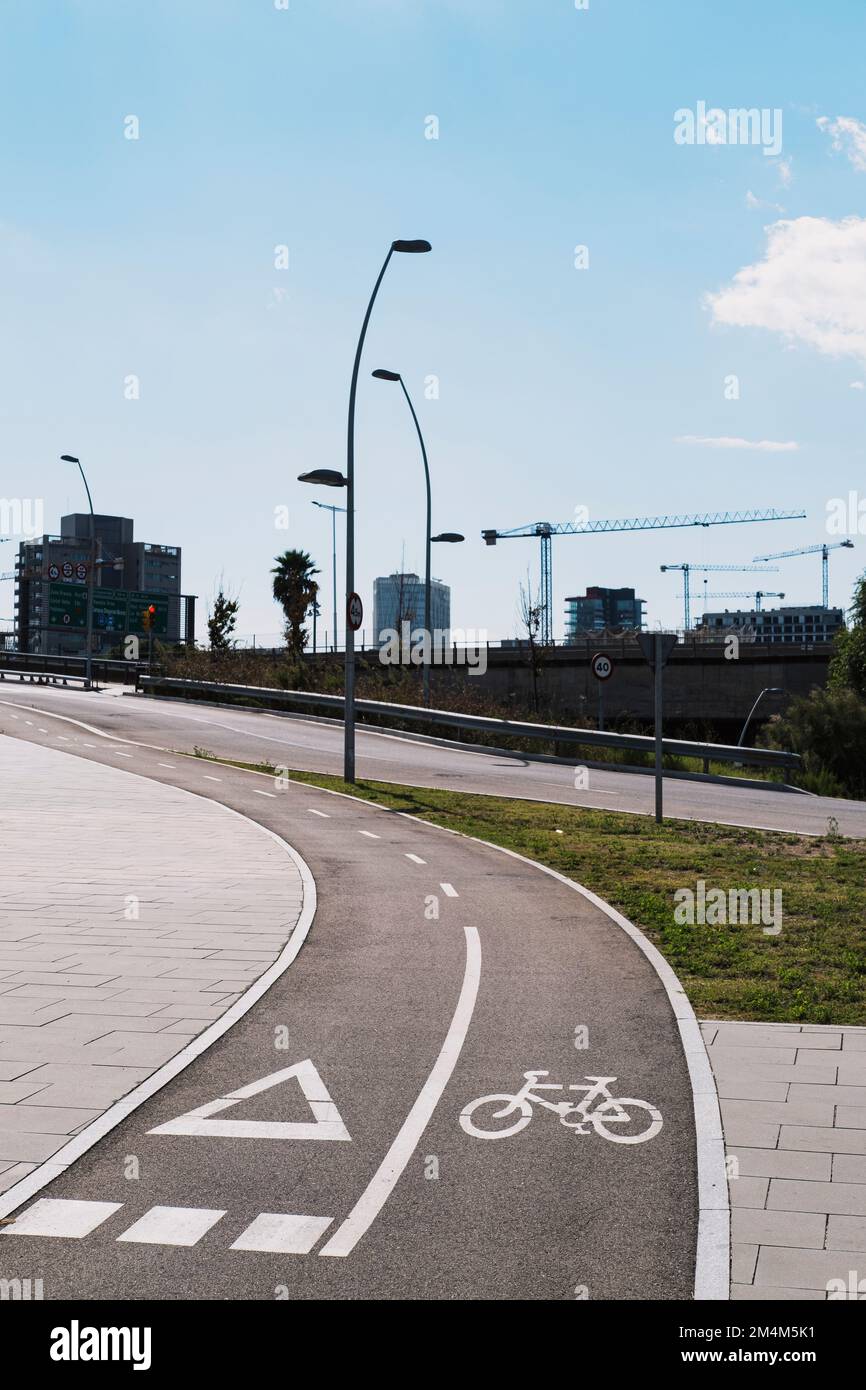 Une photo verticale du panneau de signalisation sur la voie des vélos à Barcelone, Espagne Banque D'Images
