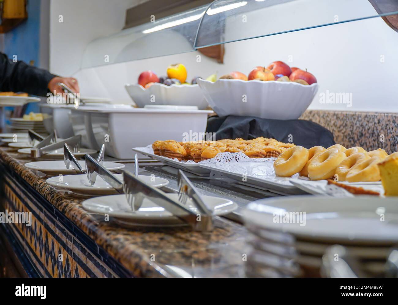 buffet de fruits et desserts sucrés sur des plateaux en libre-service Banque D'Images