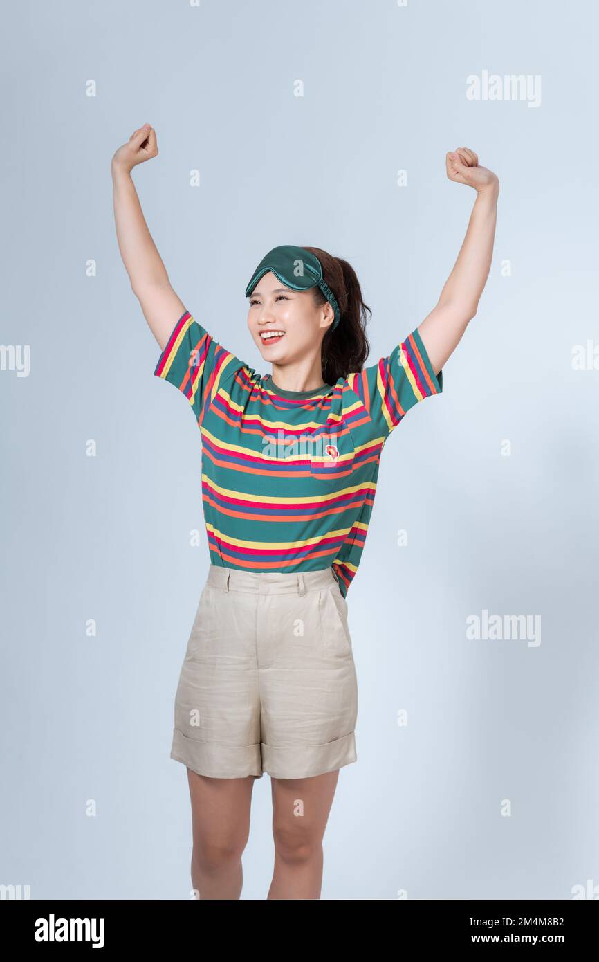 Photo de jeune belle belle jolie petite fille souriante heureuse se réveiller après le sommeil Banque D'Images