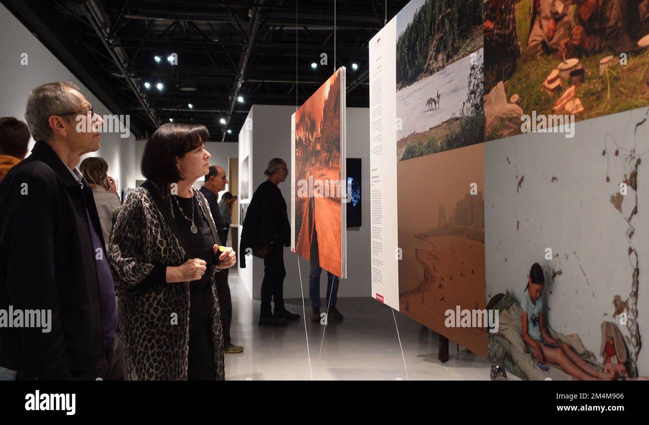 Les visiteurs voient des photos gagnantes prises par divers photojournalistes de la catégorie photojournalisme du concours World Press photo, comme elles sont exposées au Musée Eretz Israel sur 21 décembre 2022 à tel Aviv, Israël. L'exposition présente les photographies gagnantes du concours régional de photojournalisme pour les photographes israéliens, ainsi que la dernière édition du concours international annuel World Press photo. Banque D'Images