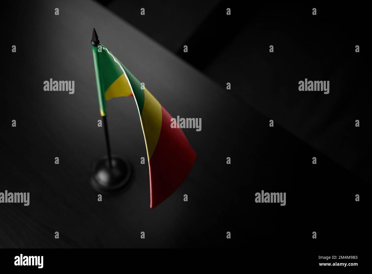 Petit drapeau national du Congo sur fond noir. Banque D'Images