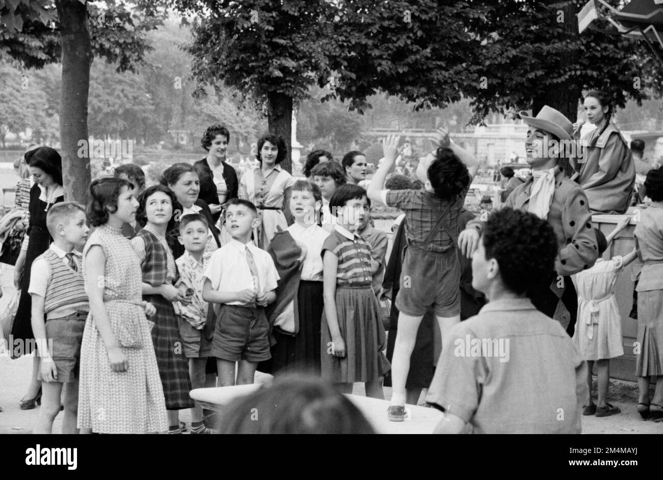 Acteurs de l'Oklahoma au Tuileries Garden et au Paris café. Photographies des programmes du Plan Marshall, des pièces justificatives et du personnel Banque D'Images