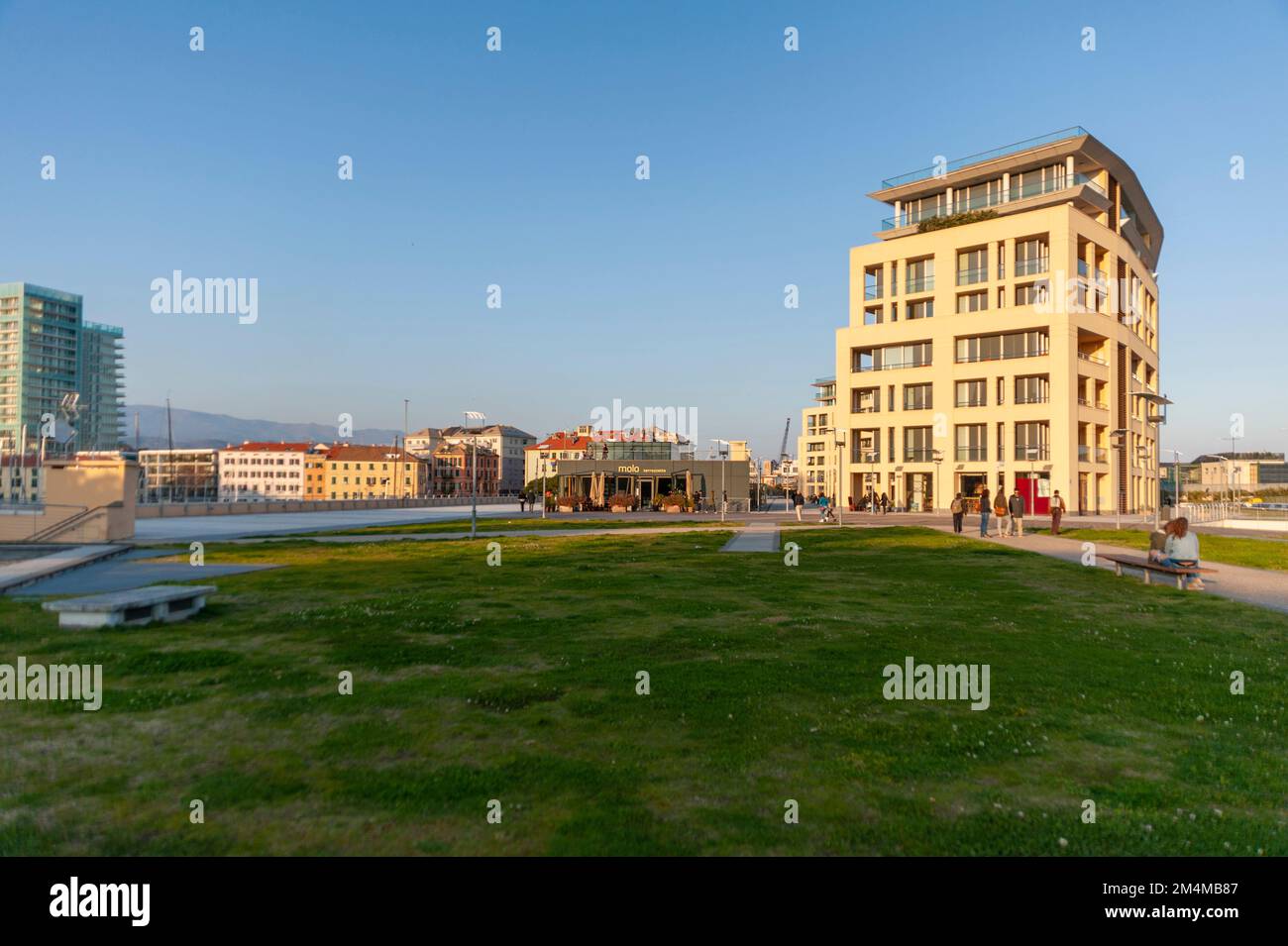 Italie, Savona. Panorama, vue sur la ville de Savona dans le quartier de Porto Nuovo. Bâtiment et architecture modernes. Banque D'Images