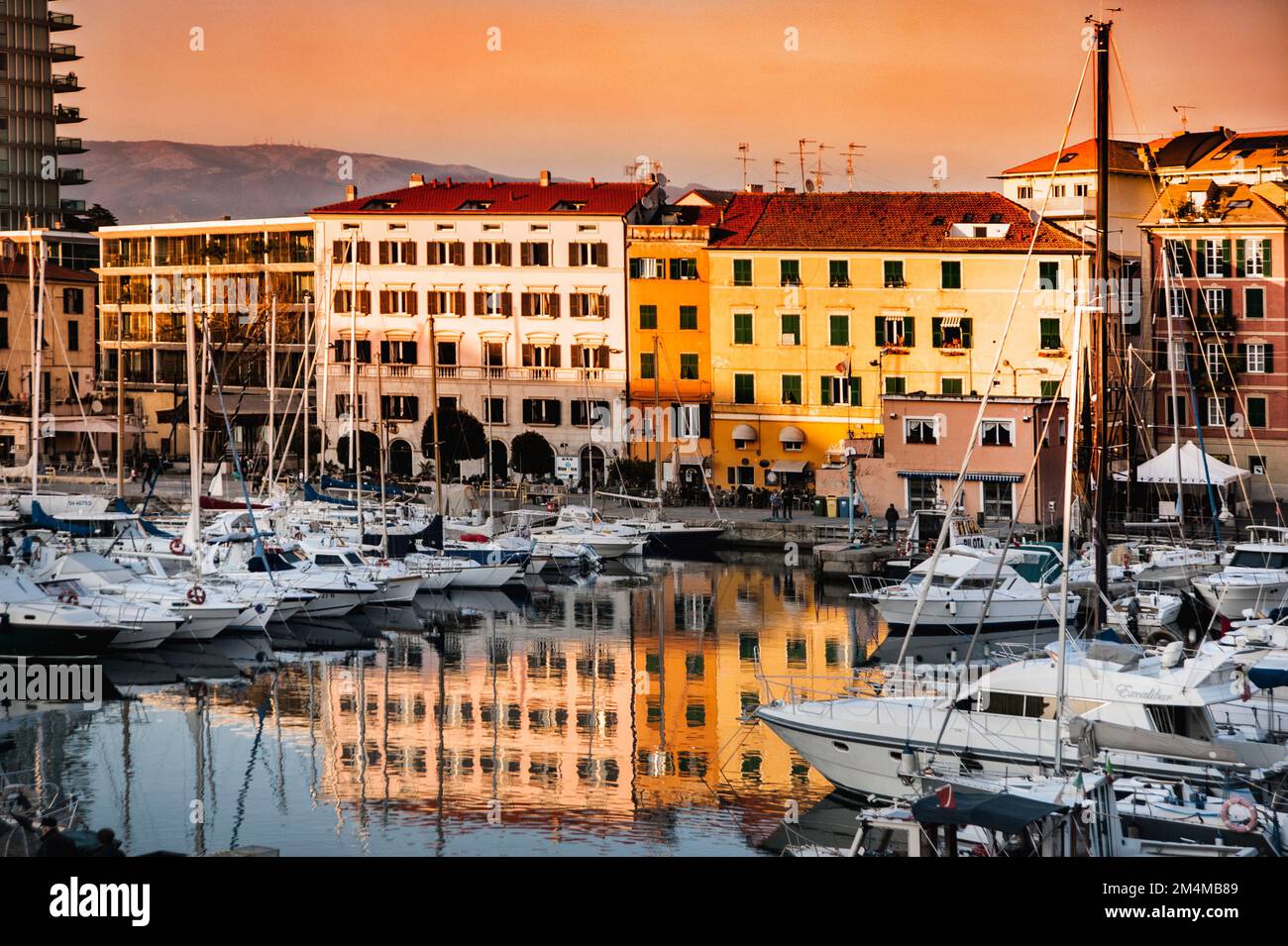 Dans le port de savone Banque de photographies et d'images à haute  résolution - Alamy