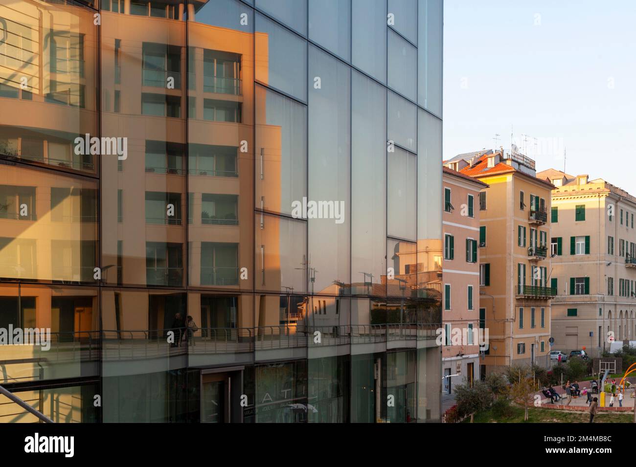 Italie, Savona. Panorama, vue sur la ville de Savona dans le quartier de Porto Nuovo. Bâtiment et architecture modernes. Banque D'Images