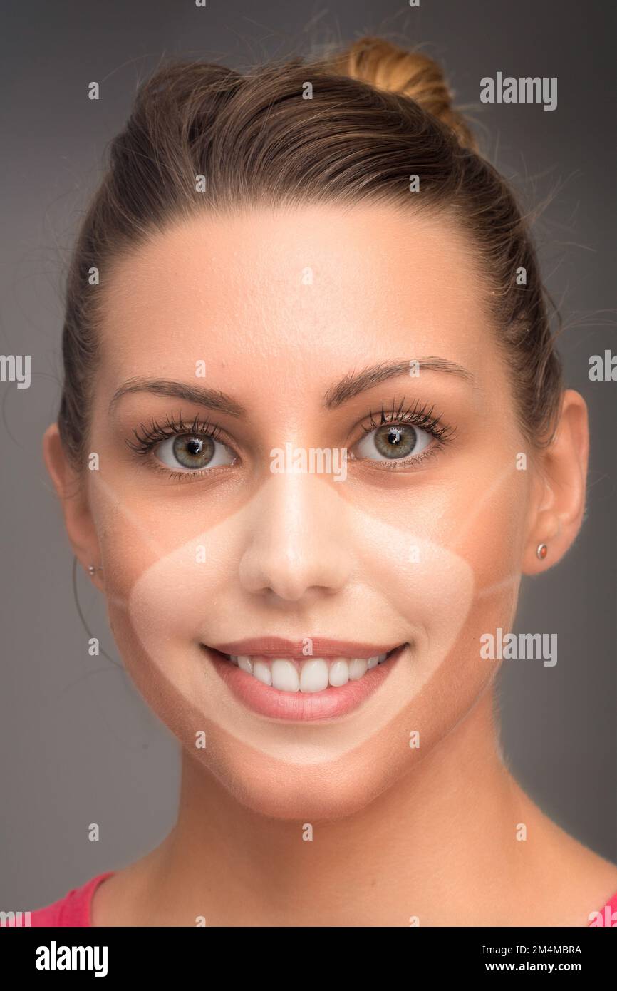 Portrait d'une jeune femme blanche blonde avec la marque de bronzage  laissée par FP2 masque pour le covid. Concept de signe disgracieux et les  précautions de santé pendant Holida Photo Stock -