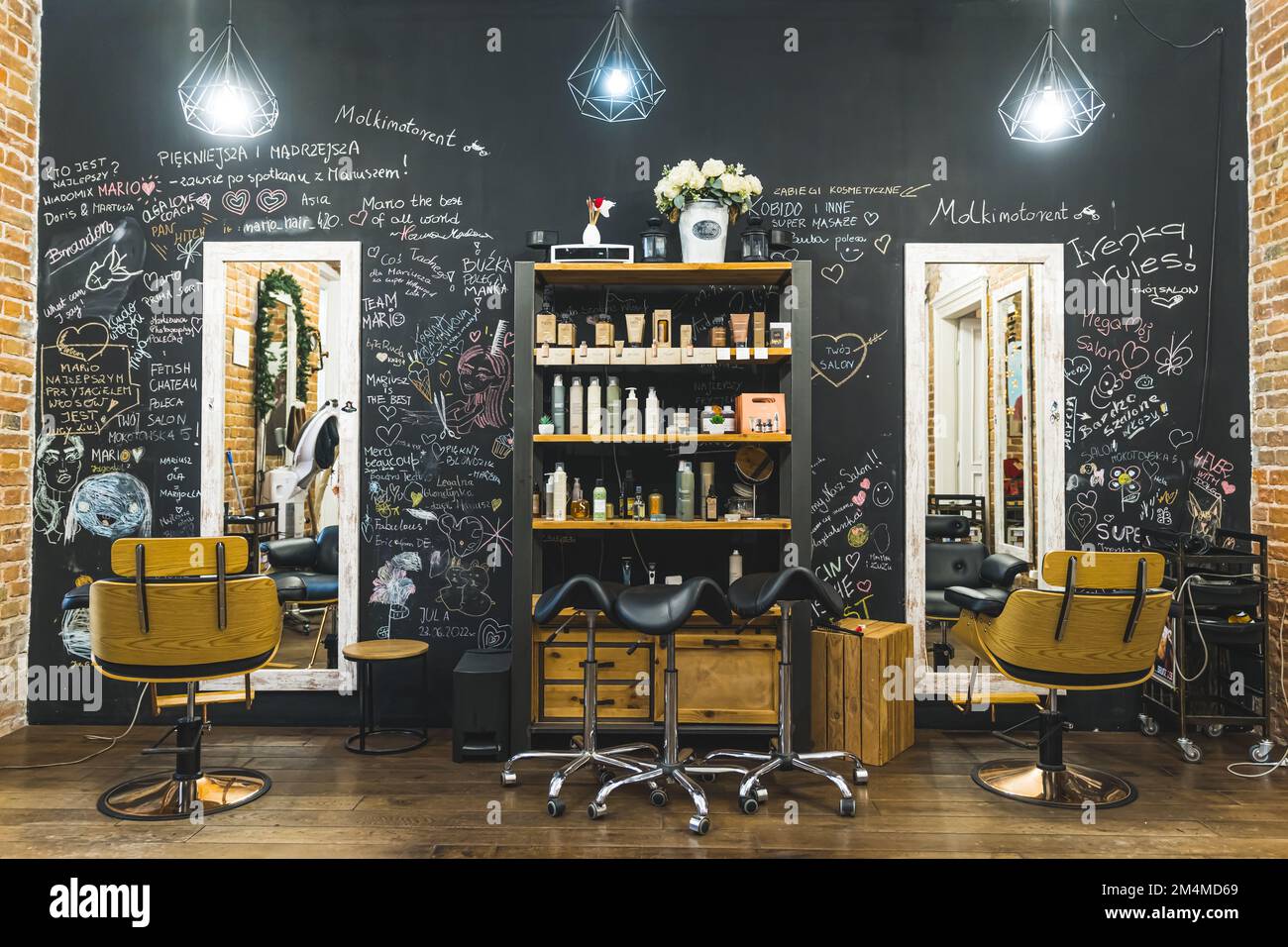 Intérieur moderne du salon de coiffure. Design incroyable de la zone de coupe de cheveux avec grand miroir et chaises confortables. Photo de haute qualité Banque D'Images