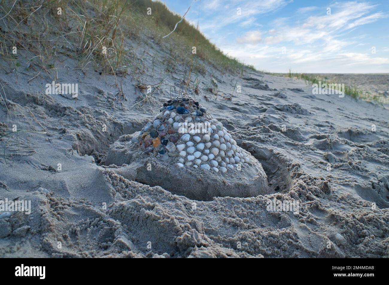 Château de sable avec coquillages et sable. Amarrer autour du château en face des dunes. Sur la plage au Danemark par la mer. Photo paysage Banque D'Images