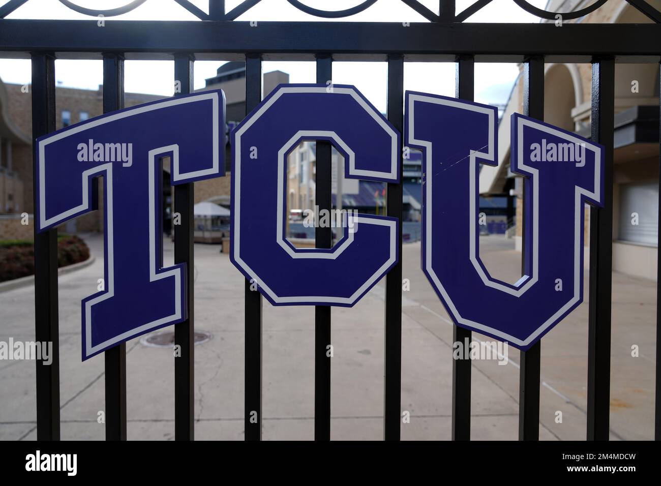 Le logo TCU Horned Frogs sur les portes du stade Amon G. carter de l'Université chrétienne du Texas, mardi 20 décembre 2022, à Fort Worth, TPI Banque D'Images