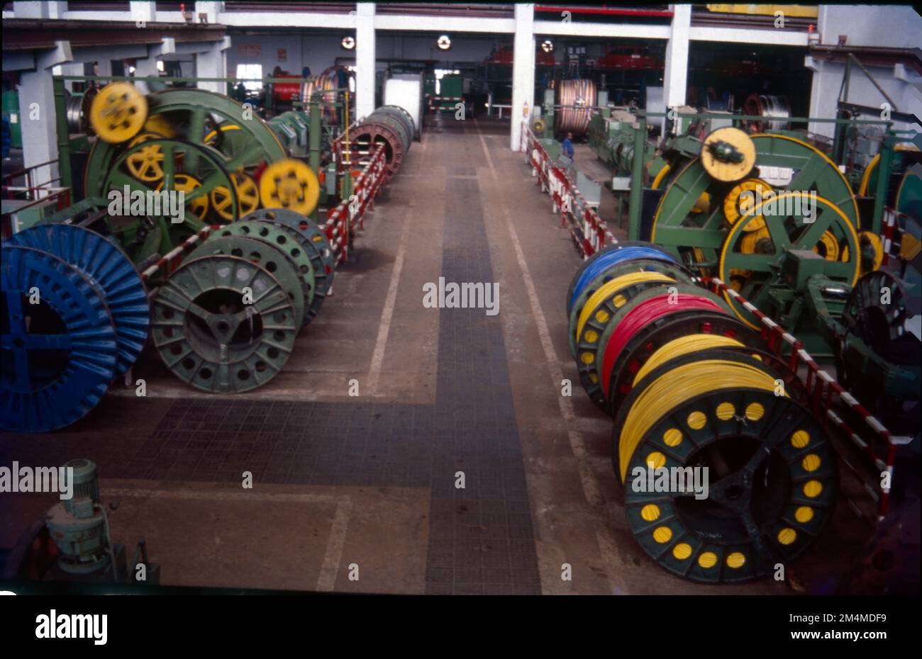 Les câbles électriques se composent d'un noyau de fil métallique offrant une bonne conductivité, comme le cuivre ou l'aluminium, ainsi que d'autres couches de matériaux, y compris l'isolation, les rubans, les écrans, le blindage pour la protection mécanique et le gainage. Banque D'Images