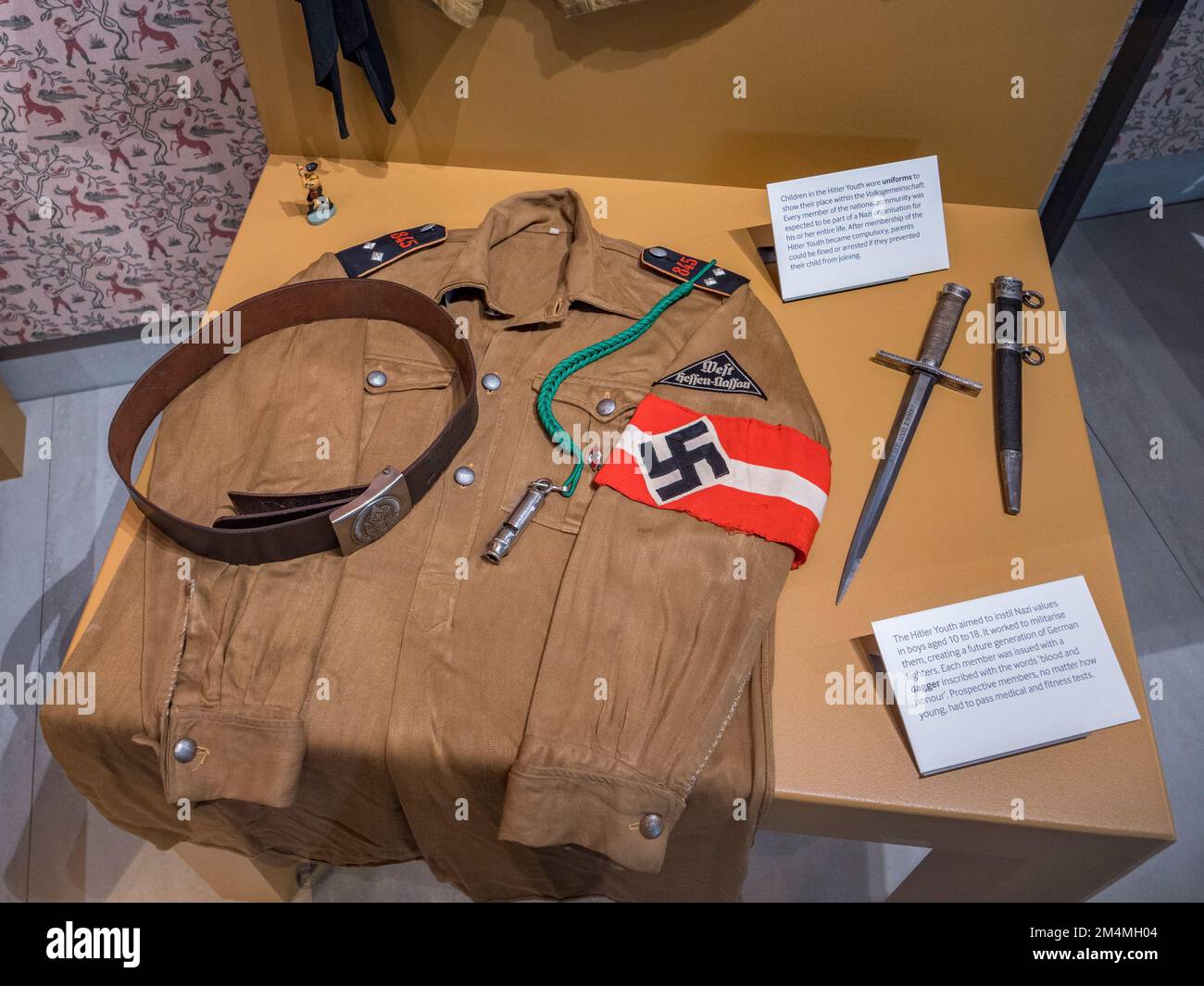 L'uniforme de la Jeunesse d'Hitler, Imperial War Museum, Londres, Royaume-Uni. Banque D'Images