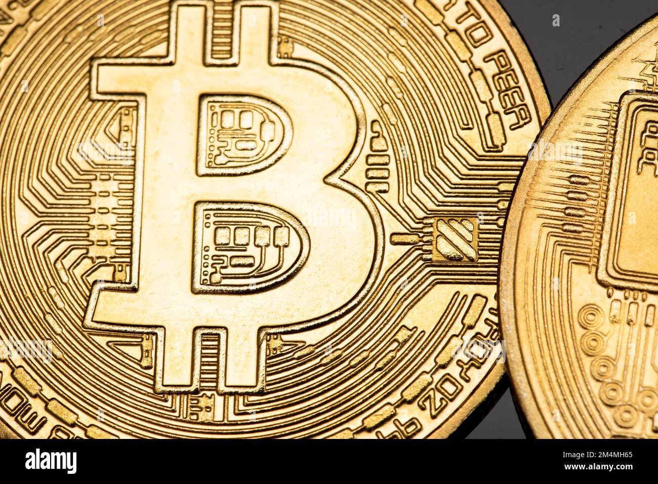 Bitcoin. Pièce de bits physique. Monnaie numérique. Crypto-monnaie. Pièce de monnaie dorée avec symbole bitcoin isolé sur fond blanc. Illustration du vecteur de stock. Banque D'Images