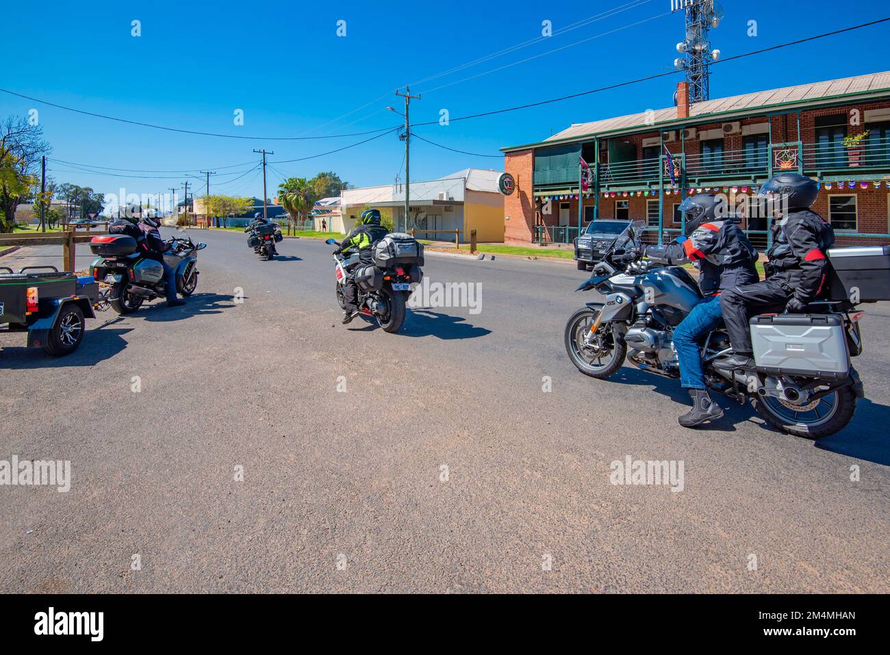 Un groupe de motocyclistes voyageant ensemble se préparent à quitter la ville de Bourke dans l'Outback de la Nouvelle-Galles du Sud, en Australie Banque D'Images